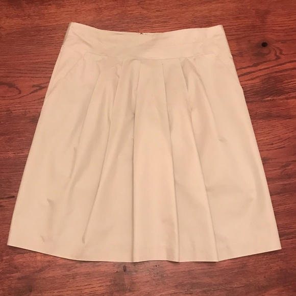 Banana Republic Dresses & Skirts - Pockets! Great pleated skirt with pockets.